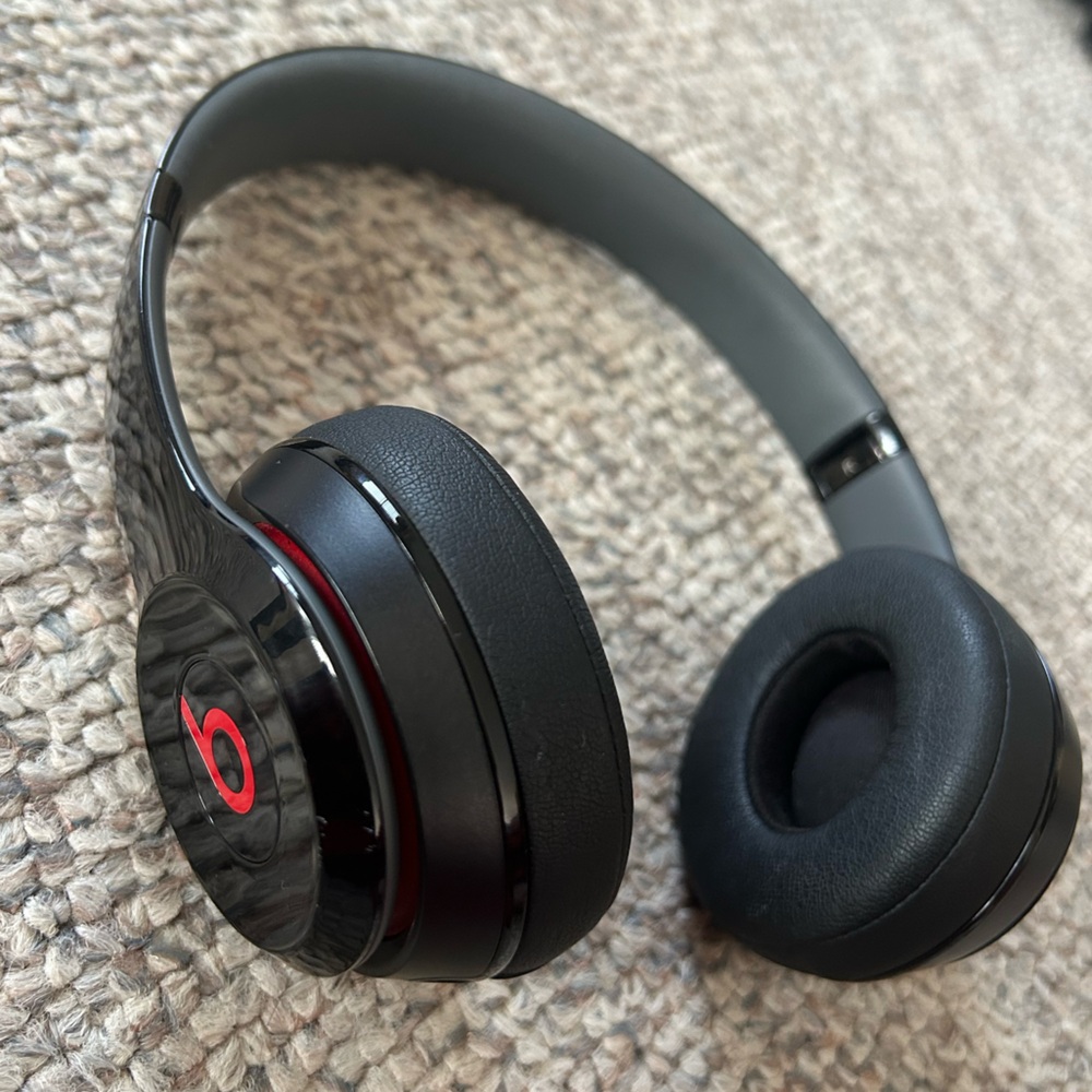 Beats by Dr. Dre Solo 2 Headphones - Picture 6 of 11